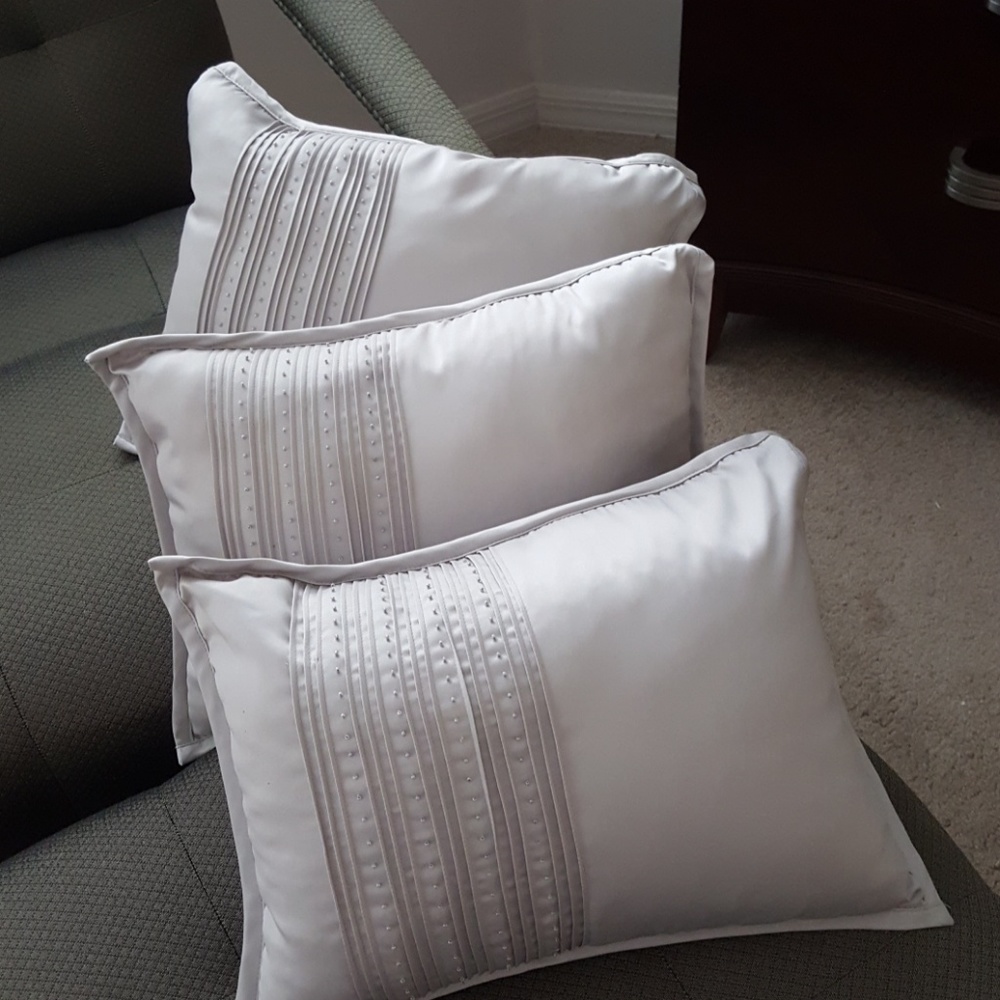 3 Pillows - image 1